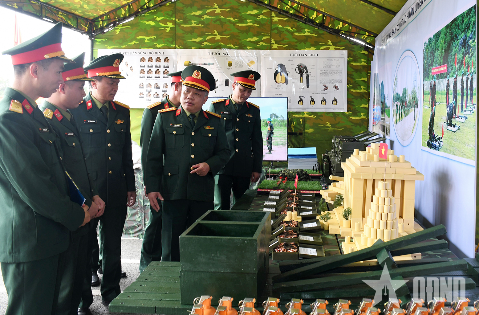 Các đơn vị trong Binh chủng Thông tin liên lạc tổ chức Lễ ra quân huấn luyện năm 2025